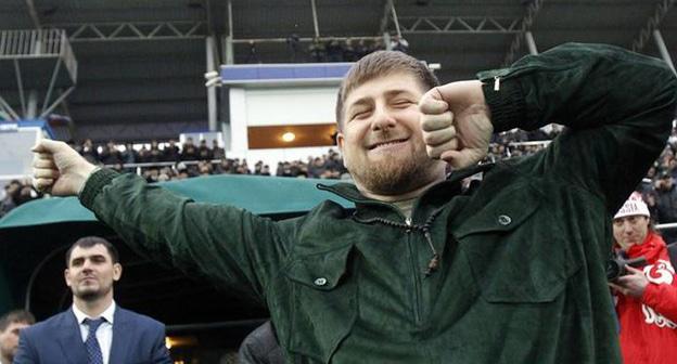 Рамзан Кадыров танцует лезгинку перед матчем футбольных команд Чечни и Бразилии. Грозный, 8 марта 2011 г. Фото: REUTERS/Sergei Karpukhin Рамзан Кадыров танцует лезгинку перед матчем футбольных команд Чечни и Бразилии. Грозный, 8 марта 2011 г. Фото: REUTERS/Sergei Karpukhin