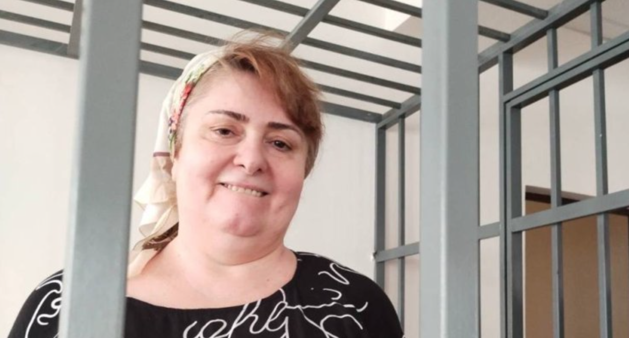Зарема Мусаева в суде. Скриншот фото в телеграм-канале «Бакар Янгулбаев» Зарема Мусаева в суде. Скриншот фото в телеграм-канале «Бакар Янгулбаев»
