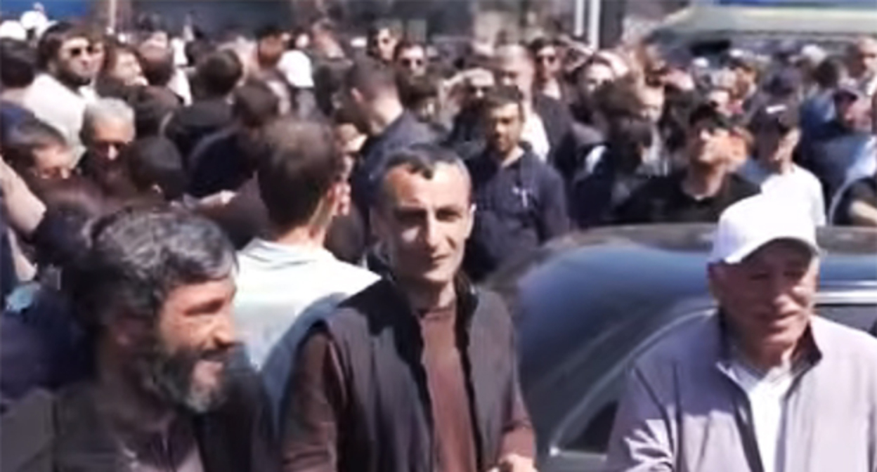 Cторонники Самвела Карапетяна во время акции. Скриншот видео https://www.youtube.com/watch?v=OSKKZm-7V7c Cторонники Самвела Карапетяна во время акции. Скриншот видео https://www.youtube.com/watch?v=OSKKZm-7V7c