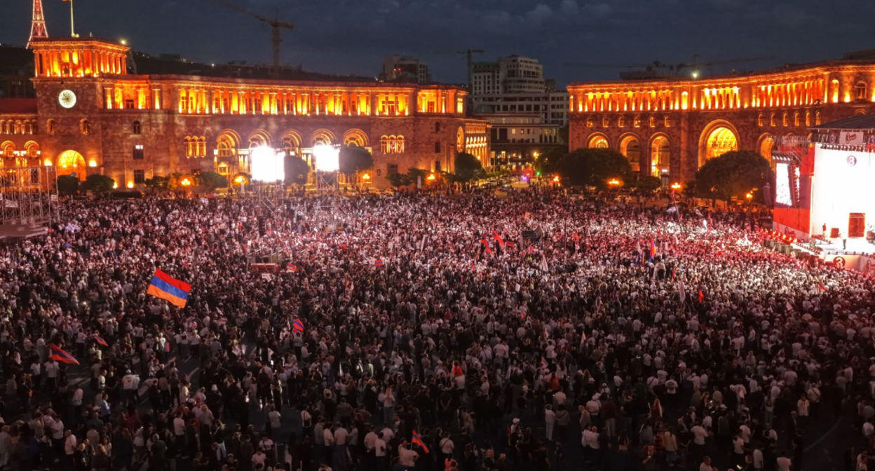 Митинг "Сильной Армении" на площади Республики в Ереване. Скриншот фото со страницы партии в Facebook от 03.06.26, https://www.facebook.com/photo/?fbid=122180048258928913&set=a.122103566582928913 (деятельность компании Meta, владеющей соцсетью, запрещена в России) Митинг "Сильной Армении" на площади Республики в Ереване. Скриншот фото со страницы партии в Facebook от 03.06.26, https://www.facebook.com/photo/?fbid=122180048258928913&set=a.122103566582928913 (деятельность компании Meta, владеющей соцсетью, запрещена в России)